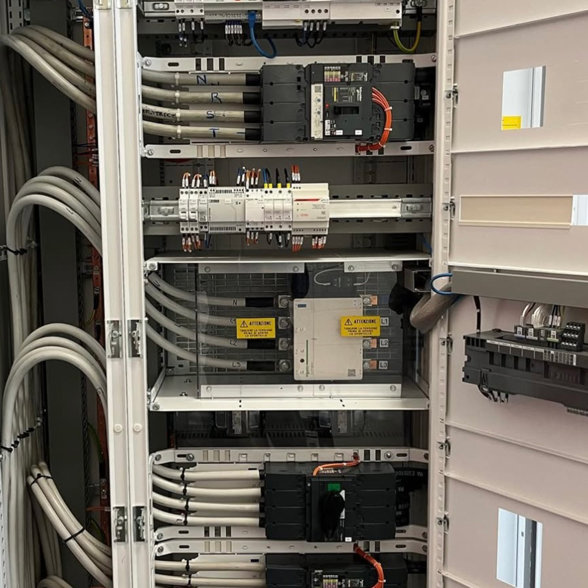 Fgc Impianti Biella Srl Fotovoltaico Quadro elettrico per impianto fotovoltaico con cablaggi ordinati e dispositivi modulari
Armadio elettrico aperto per impianto fotovoltaico che mostra all’interno vari moduli elettronici, relè e interruttori. I cavi sono raccolti e disposti con ordine lungo le canaline verticali e orizzontali. Ogni componente è identificato da etichette.