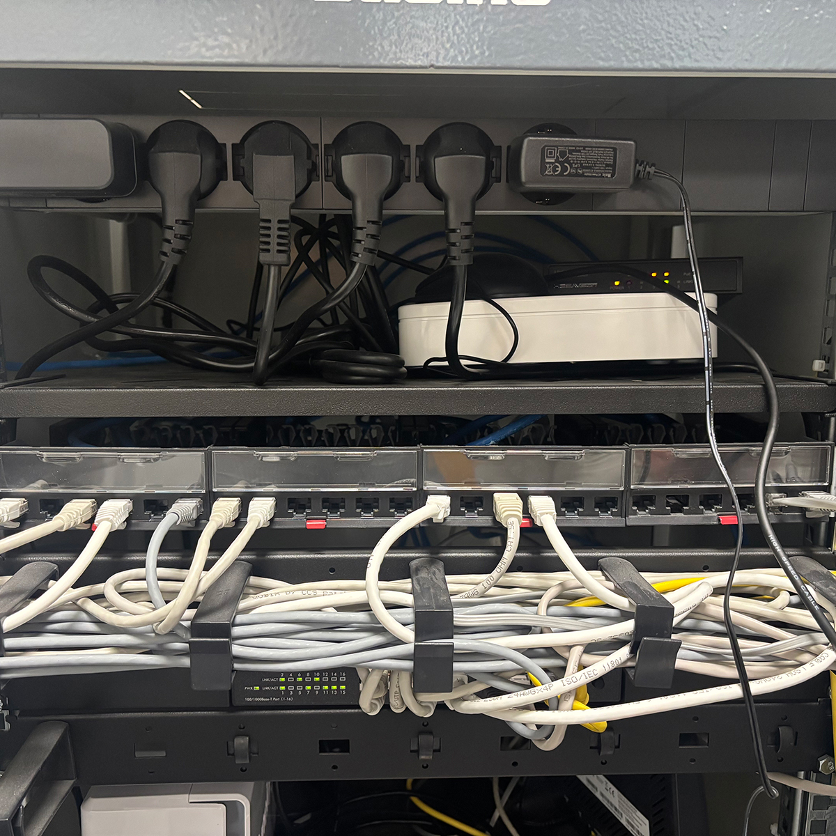 FGV Impianti Biella S.R.L. Reti Tv Lan antenne tv Armadio rack per rete dati e alimentazione elettrica.
Armadio tecnico con patch panel, switch di rete, modem e cavi ethernet ben organizzati e numerati. Sono visibili LED accesi che indicano attività e alimentazione elettrica stabile, con gestione professionale della connettività e degli impianti elettrici.