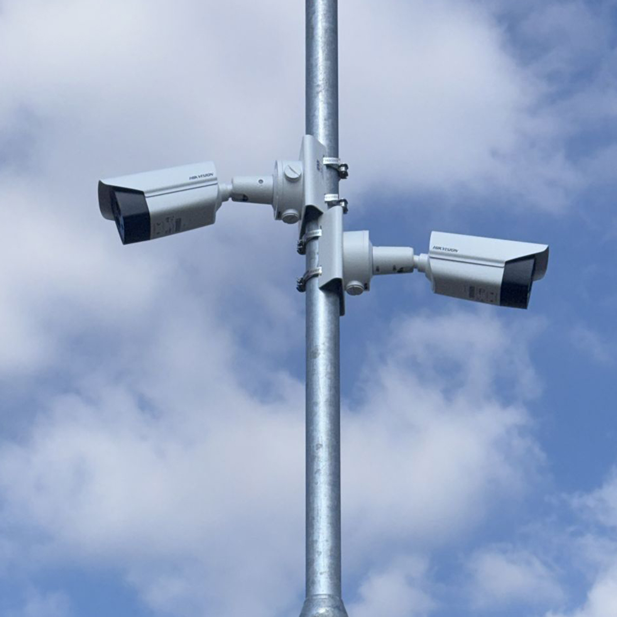 FGV Impianti Biella S.R.L. Videosorveglianza Palo metallico con più telecamere di videosorveglianza
Palo metallico verticale sul quale sono fissate più telecamere di videosorveglianza orientate in diverse direzioni. L’immagine mostra il cielo azzurro con nuvole bianche sullo sfondo
